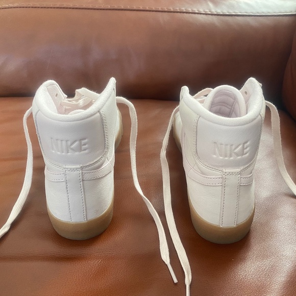Nike Women's Blazer Mid '77 Sneakers, US Size 8.5 - Picture 3 of 6